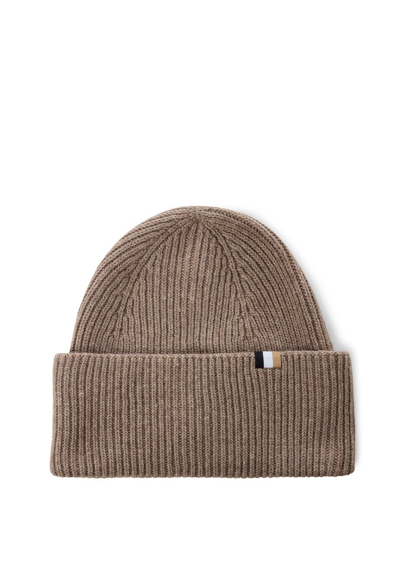 Dzianinowa czapka beanie w jasnobrązowym kolorze z zakładanym mankietem. Posiada pionowy żebrowany wzór oraz małą naszywkę z logo w granatowym i kremowym kolorze.