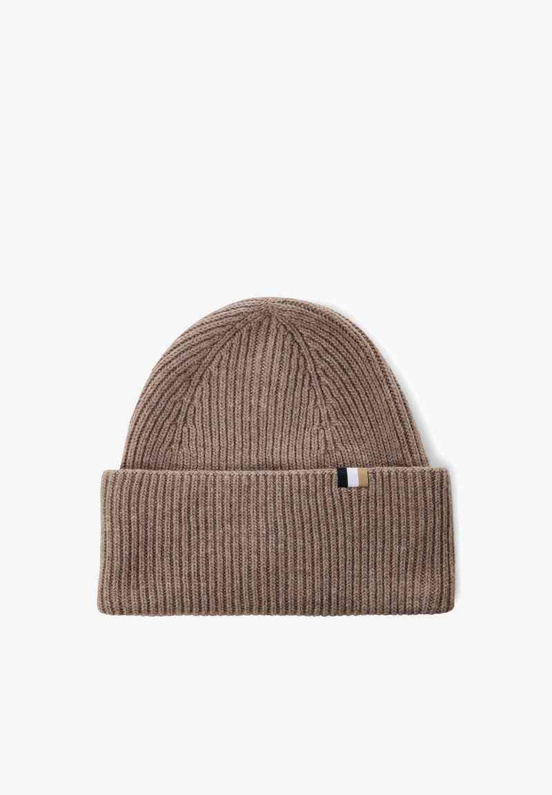 Dzianinowa czapka beanie w jasnobrązowym kolorze z zakładanym mankietem. Posiada pionowy żebrowany wzór oraz małą naszywkę z logo w granatowym i kremowym kolorze.