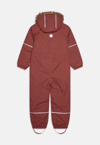 Macacão de neve isolado vermelho com capuz forrado de pelo destacável, riscas brancas reflexivas e punhos elásticos. Projetado para o clima frio.