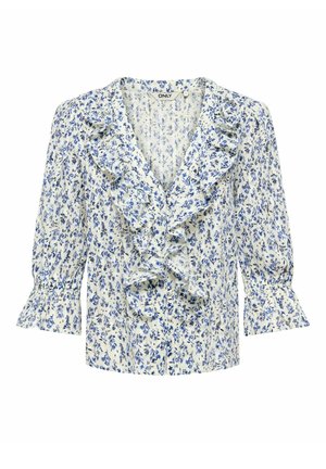 Blouse blanche à motif floral bleu, col en V avec volants au col et à l'avant, et manches trois-quarts avec poignets à volants.