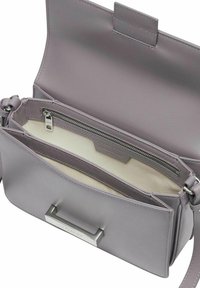 Lila Lederhandtasche mit glatter Textur, einem Reißverschlussfach und einem silbernen quadratischen Griff. Das Innere hat ein helles Futter.