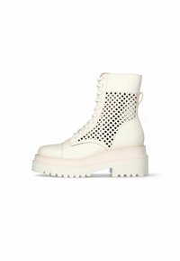Weißer Knöchelstiefel mit einer klobigen Sohle, perforiertem Obermaterial, Schnürdesign und einem hellrosa Akzent an der Sohle. Strukturiertes Finish.