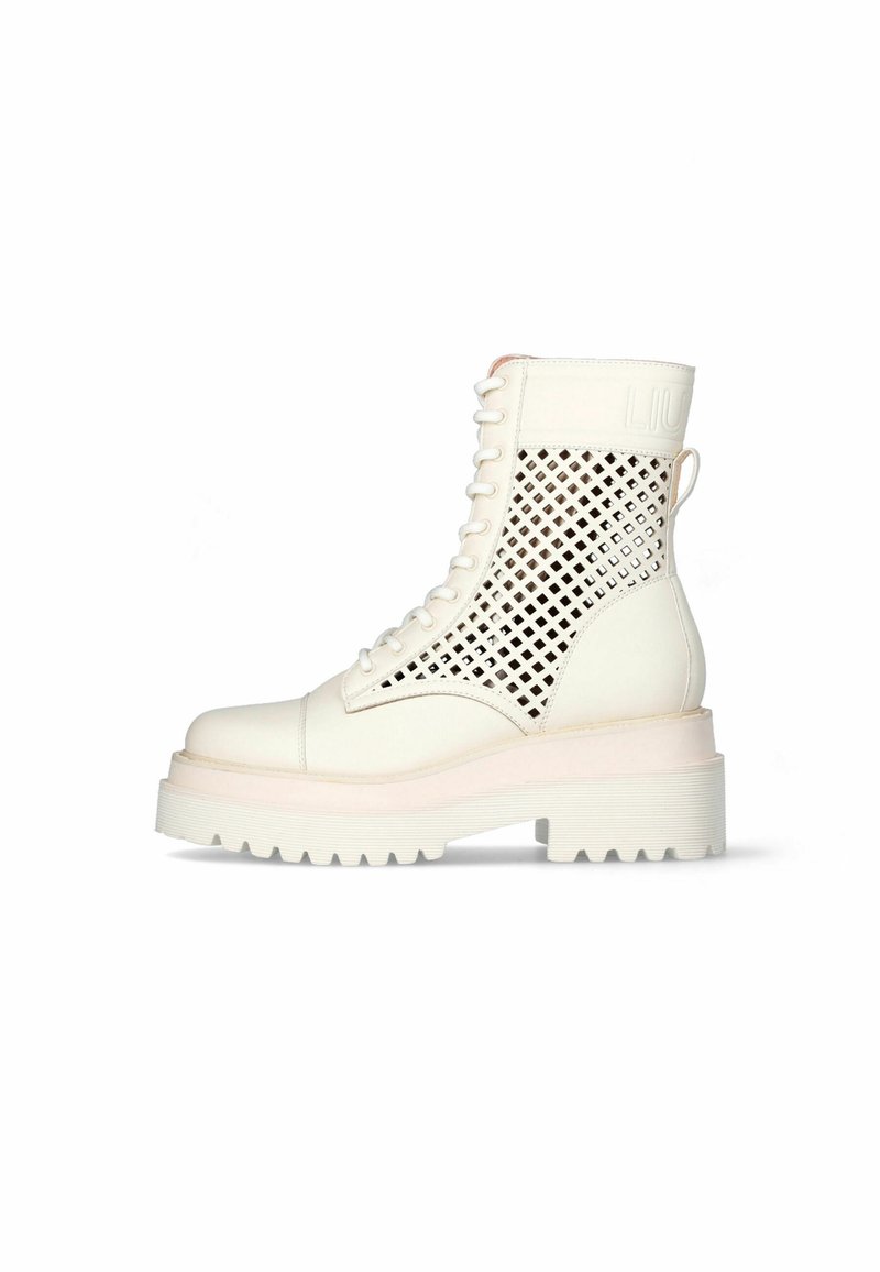 Weißer Knöchelstiefel mit einer klobigen Sohle, perforiertem Obermaterial, Schnürdesign und einem hellrosa Akzent an der Sohle. Strukturiertes Finish.