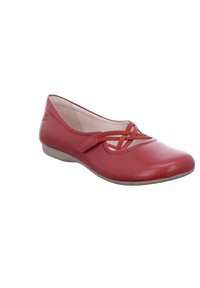 Bailarina de cuero rojo con punta redondeada, tiras elásticas entrecruzadas y suela de goma gris. Textura suave, diseño minimalista.