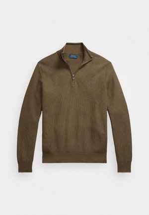 Pull en tricot marron avec un col zippé à quart, des poignets et un ourlet côtelés, et une texture subtile. Présente un petit logo sur la poitrine gauche.