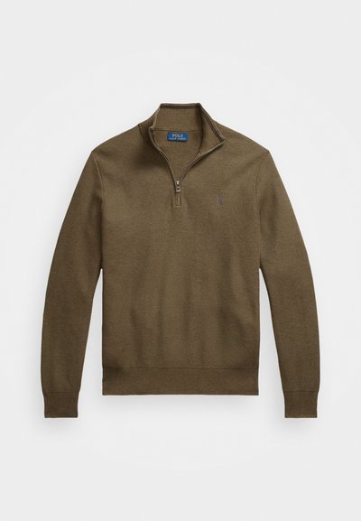 Pulover tricotat maro cu guler tip quarter-zip, manșete și tiv ribbate și o textură subtilă. Are un mic logo pe pieptul stâng.