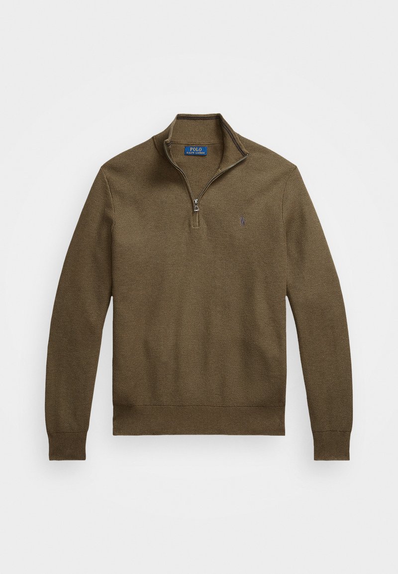 Maglione in maglia marrone con colletto a zip a quarto, polsini e orlo a coste e una texture sottile. Presenta un piccolo logo sul lato sinistro del petto.