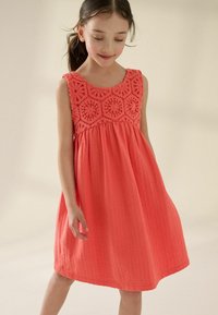 Next REGULAR FIT - Vardagsklänning - coral pink