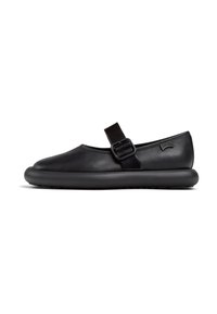 Zapatos Mary Jane de cuero negro con punta redonda, correa ajustable y suela de goma negra acolchada. Textura suave y diseño minimalista.