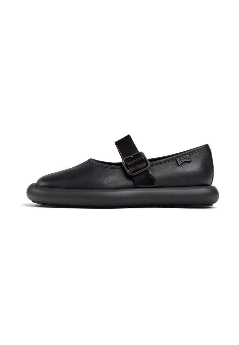 Zapatos Mary Jane de cuero negro con punta redonda, correa ajustable y suela de goma negra acolchada. Textura suave y diseño minimalista.