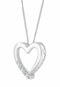 Strieborný prívesok v tvare srdca so štyrmi priehľadnými kameňmi po jednej strane, s hladkým, lešteným povrchom a prepojeným reťazcom.