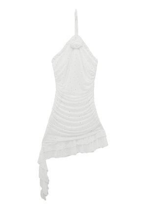 Hvid mini-kjole med halterneck, små sorte prikker, rynkede detaljer, blomsterpræg ved halsen og asymmetrisk flæsekant.