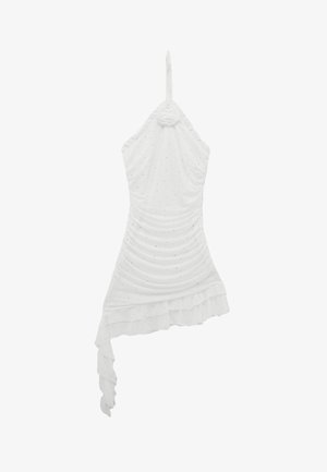 Weißes Neckholder-Minikleid mit kleinen schwarzen Punkten, gerafften Details, Blumenakzent am Ausschnitt und asymmetrischem, volantenbesetztem Saum.