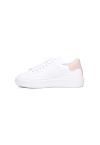 Sneaker bianco in pelle con punta arrotondata, design con lacci, accentuazione testurizzata rosa sul tallone e suola spessa in gomma bianca.
