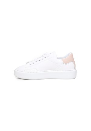Sneaker bianco in pelle con punta arrotondata, design con lacci, accentuazione testurizzata rosa sul tallone e suola spessa in gomma bianca.