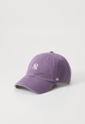 Fioletowa czapka baseballowa z białym logo New York Yankees z przodu i małym logo '47 z boku, przedstawiona na jasnym tle.