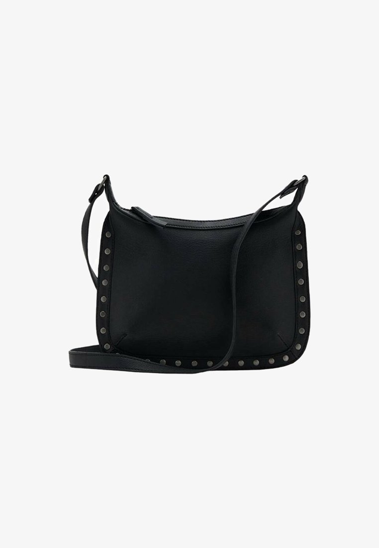 Borsa a spalla in pelle nera con una texture liscia, caratterizzata da borchie metalliche lungo i bordi, forma piatta e una sola tracolla regolabile.