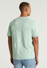 CHASIN' SLASH - Apdrukāts T-krekls - light green