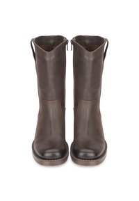 Botas de cuero marrón hasta el tobillo con una textura suave, cremalleras en los lados y detalles de costura en contraste. Puntera redondeada y suela de goma resistente.