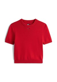 Maglione rosso a maniche corte in maglia con scollo rotondo e rifinitura a coste. Presenta un piccolo dettaglio con logo sul petto. Texture morbida e forma aderente.