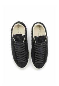 Sneakers nere in suede con una finitura texturizzata, punta rotonda e suola in gomma bianca a contrasto. Presentano lacci neri e un logo sulla linguetta.