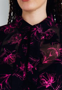 ONLY Carmakoma CARMELENA BOW - Blusa com botões - fuchsia purple