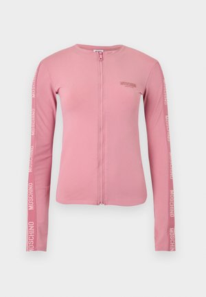Haut zippé rose à manches longues avec la marque "Moschino" sur la poitrine, imprimée plusieurs fois le long des deux manches.