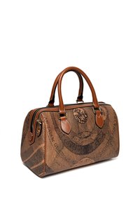 Brun läderhandväska med svart vintage kartmotiv, dubbla handtag och dragkedjestängning på vit bakgrund.