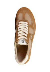 Baskets en daim beige et maille avec lacets blancs, col rembourré et logo sur la languette, dotées d'une semelle en caoutchouc.
