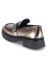 Metalen bronzen instapper met een dikke zwarte rubberen zool, een gespband en gestikte details, gezien vanuit de achterkant en zijkant.