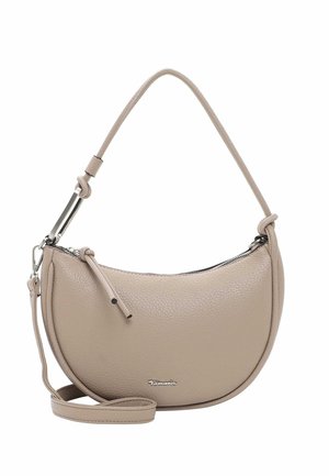 Beżowa torebka półksiężyc z teksturowanej skóry, z krótkim uchwytem, zamkiem błyskawicznym, odpinanym długim paskiem oraz małym metalowym logo marki z przodu.