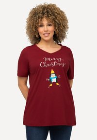 Bordeaux kortekap T-shirt met een V-hals, versierd met een pinguïnafbeelding en de tekst "Vrolijk Kerstfeest" in witte script. Zacht materiaal.