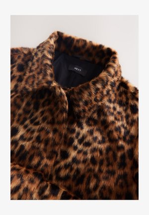 Chaqueta de piel sintética con estampado de leopardo y textura suave, con forro interior negro y cuello. Etiqueta de la marca "NEXT" visible.