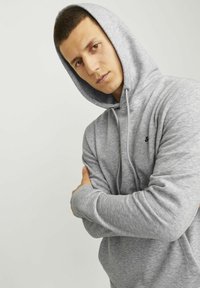 Grauer Hoodie mit Kordelzugkapuze, langen Ärmeln und einem kleinen Logodetail. Weicher Stoff mit glatter Textur, schlankes Fit-Design.