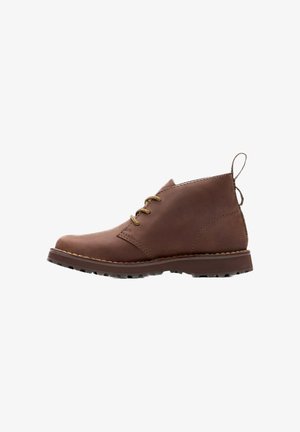 Botte de cheville en cuir marron avec bout rond, surface texturée, piqûres contrastées et lacets. Dispose d'une boucle au talon pour un enfilage facile.