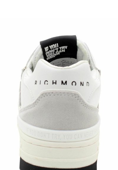 Sneaker bianca con accenti in suede grigio, caratterizzata da un tallone testurizzato e una frase stampata sulla linguetta. Logo "RICHMOND" sul retro.