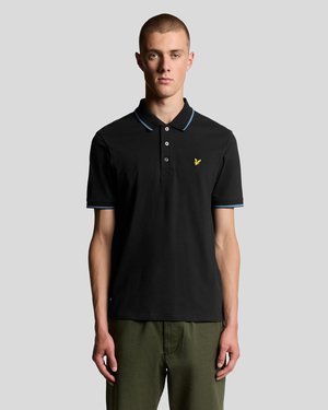 Polo noir avec un col, doté d'accents bleus sur le col et les manches, et d'un petit logo jaune sur la poitrine. Conçu avec une coupe classique.