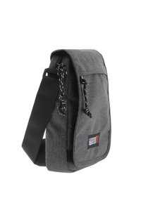 Bolso mensajero gris hecho de tela texturizada, con una tapa que incluye detalles de cordón y una correa lateral para llevar al hombro.