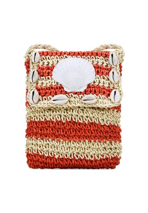 Bolso de ganchillo con rayas rojas y crema, un acento de concha y detalles decorativos de conchas marinas en la solapa. Material texturizado tejido.