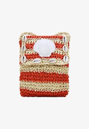Häkeltasche mit roten und cremefarbenen Streifen, einem Muschel-Akzent und dekorativen Muscheldetails an der Klappe. Strukturierter gewebter Stoff.