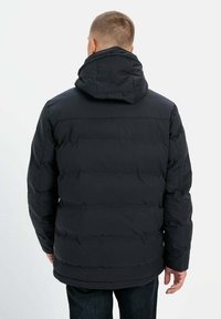 Czarna ocieplana kurtka z kapturem, z haftowanym wzorem i lekko zaokrąglonym dołem w talii. Widok z tyłu ukazuje gładką teksturę.