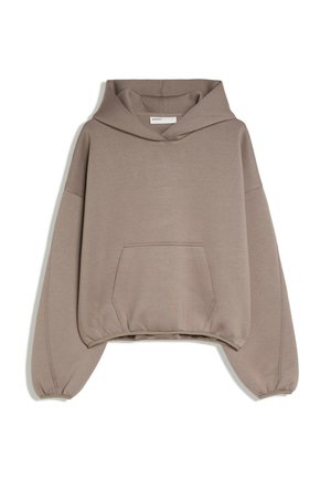 Sweat à capuche court marron clair avec manches longues, poche kangourou à l'avant, poignets élastiques et capuche attachée sur fond blanc.