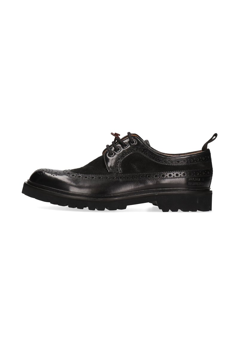 Zapato negro de cuero y ante con cordones, con detalles de brogue, superficie texturizada y suela de goma gruesa. Presenta cordones marrones y una tira de agarrar.