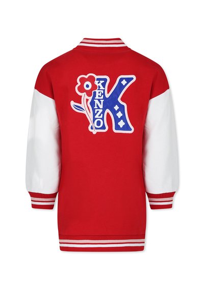 Veste de varsity rouge avec des manches blanches, présentant un grand "K" bleu et un motif floral. Col et poignets côtelés avec des rayures blanches.