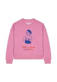 Roze sweatshirt met een afbeelding van een vrouw in een bril die een koffiekop vasthoudt, en de tekst "Koffie is altijd een goed idee" in het oranje.