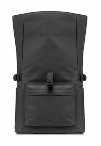 Czarny plecak typu roll-top z przednią kieszenią na zamek, regulowanymi bocznymi paskami oraz centralnym zapięciem na klamrę.