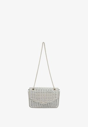 Sølv håndtaske med en metallik kædestrop, der er prydet med et quiltet design dekoreret med små, firkantede udsmykninger.