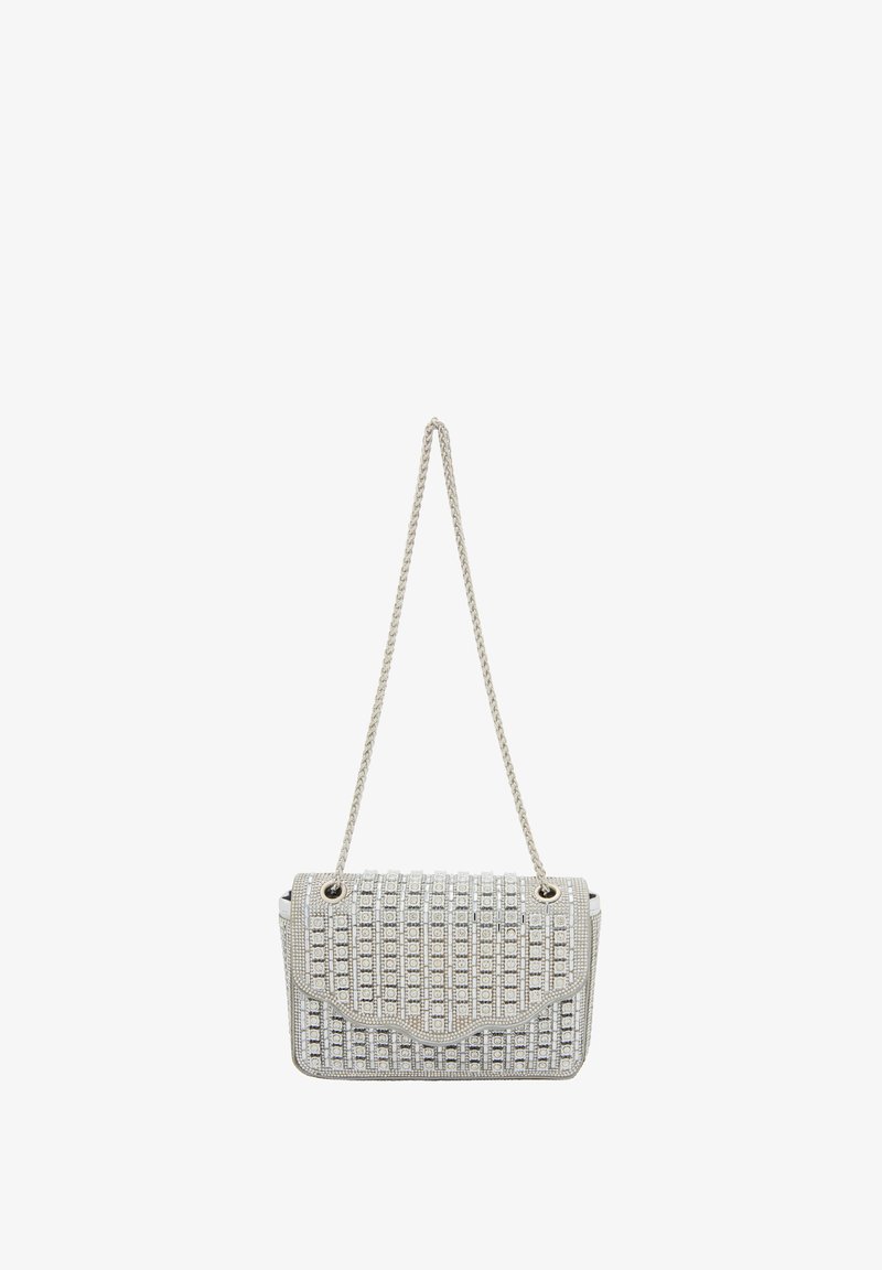 Silver väska med en metallic kedjesläp, med en kviltad design prydd med små, fyrkantiga dekorationer.