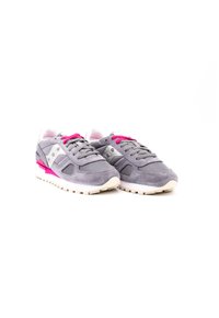 Sneaker grigie in suede e mesh con dettagli e lacci rosa, dotate di un'intersuola bianca e una suola in gomma testurizzata.