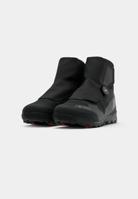 Botas de inverno impermeáveis pretas com um design elegante, parte superior texturizada, sistema de fecho BOA e sola robusta, apresentando detalhes em vermelho.